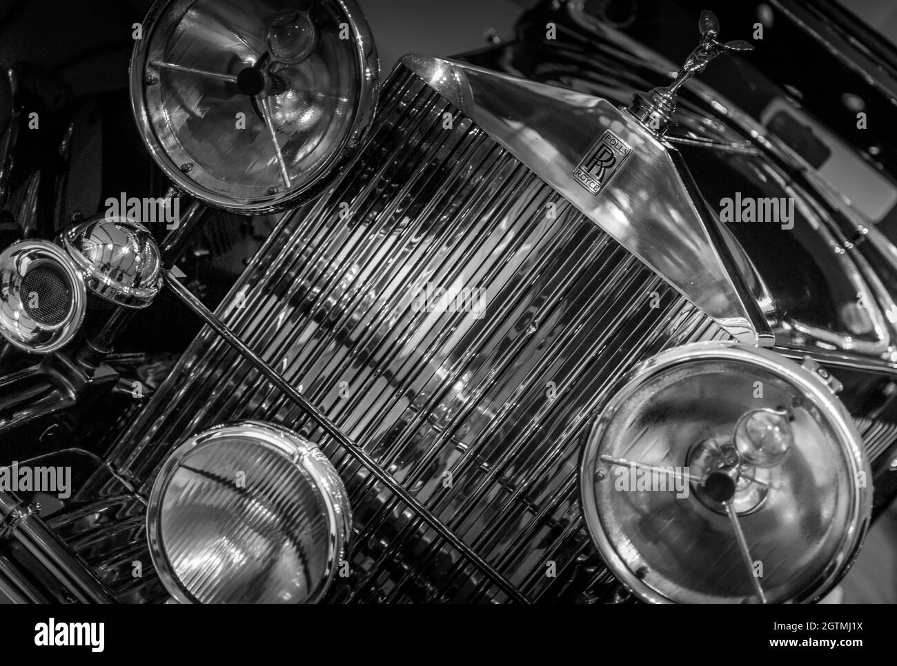 Image en noir et blanc de Rolls Royce antique avec plusieurs phares dans le musée de l'automobile près du Cap. Personne. Banque D'Images