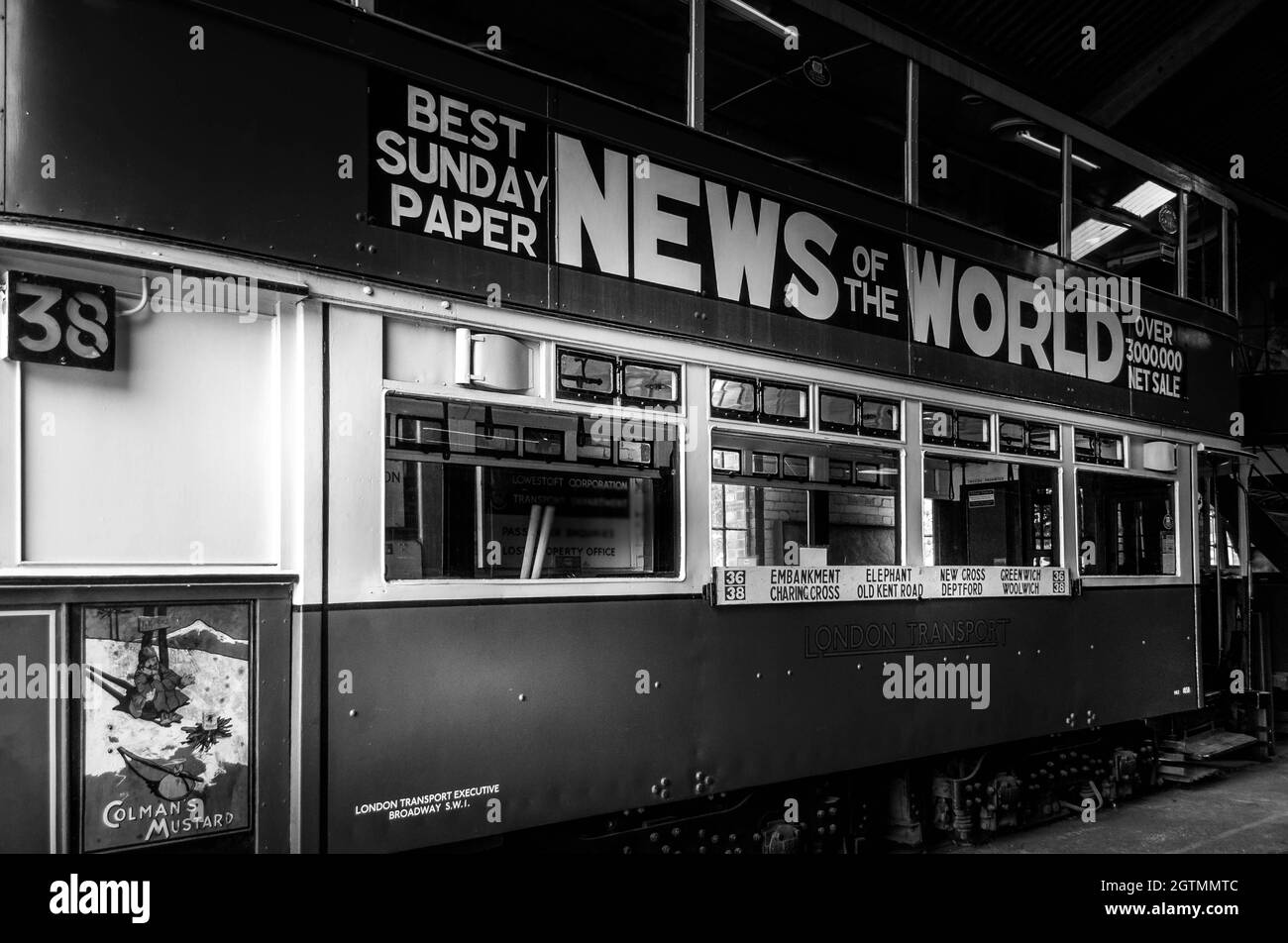 Image en noir et blanc de l'ancienne publicité de tram de Londres News of the World newspaper. Musée des transports près de Lowestoft. Personne. Banque D'Images