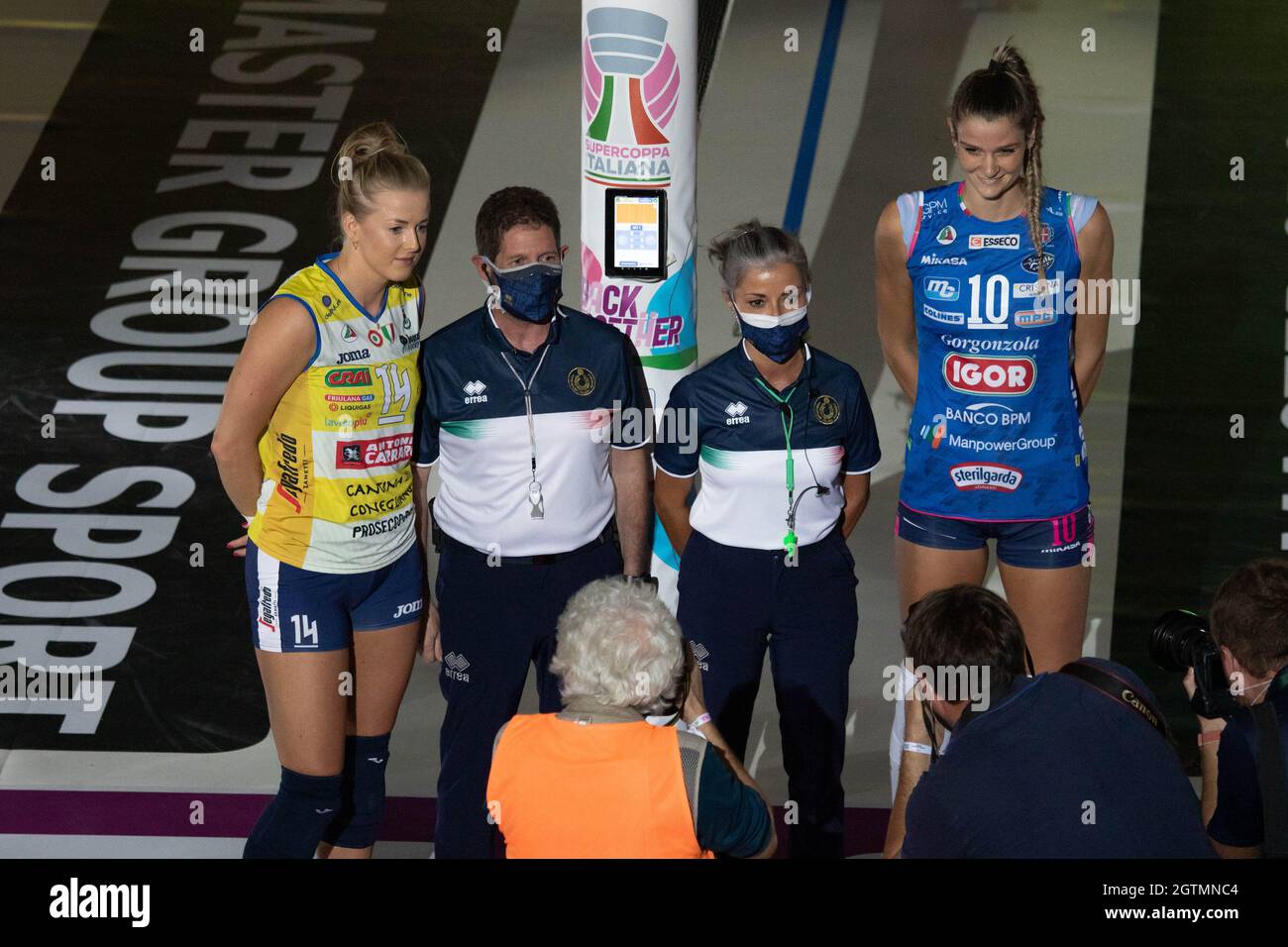 PalaPanini, Modène, Italie, 02 octobre 2021, Leader ad arbitres de la super coupe italienne (Joanna Wolosz, Ilaria Vagni, Gianluca Cappello, Cristina Chirichella) pendant Imoco Volley Conegliano vs Igor Gorgonzola Novara - italienne Supercup femmes Banque D'Images