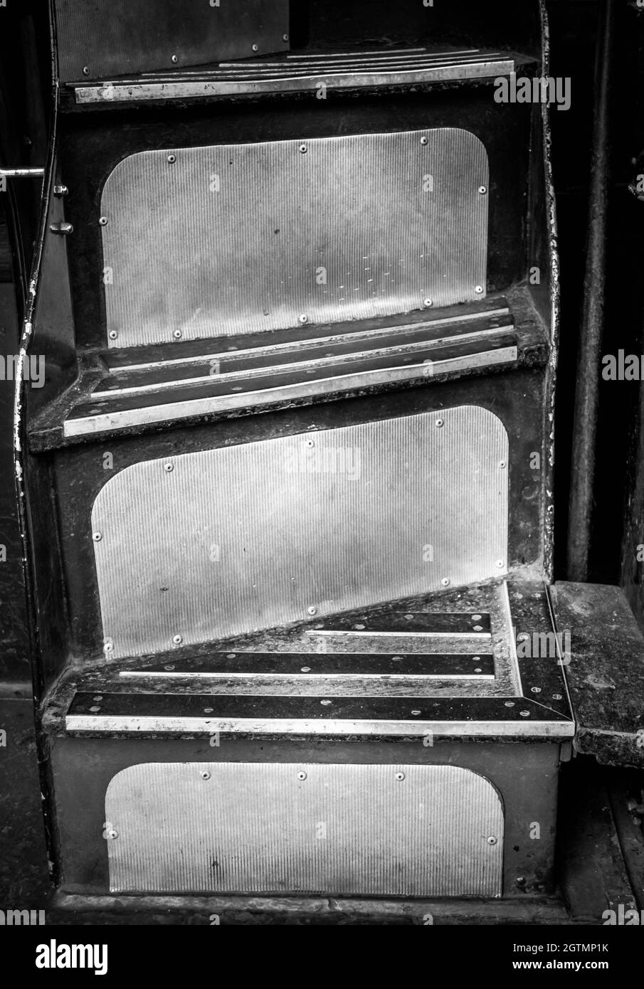 Image en noir et blanc des escaliers de l'ancien tramway au musée des transports Lowestoft Suffolk Royaume-Uni, menant au pont supérieur. Personne. Banque D'Images