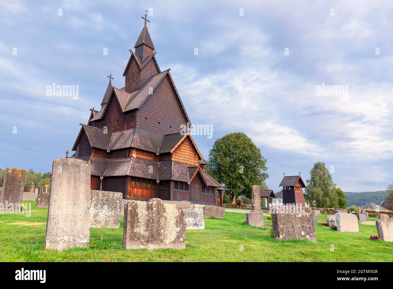 Place mystique, église de la rive Heddal, Norvège. La plus grande église de la rive en Norvège. Heddal Stavkirke à Notodden, endroit magnifique et touristique. Banque D'Images