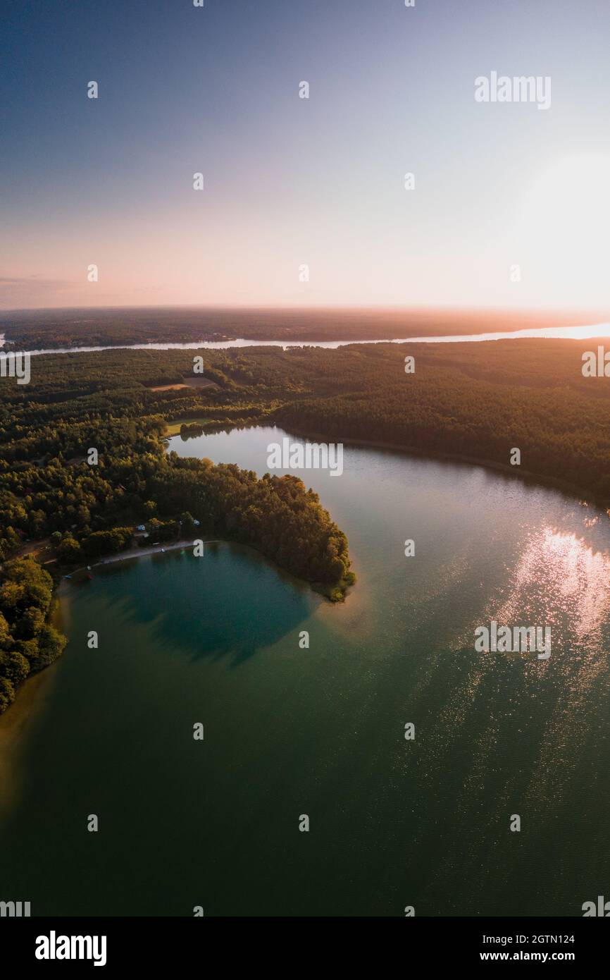 Lever du soleil au lac Wdzydze Banque D'Images