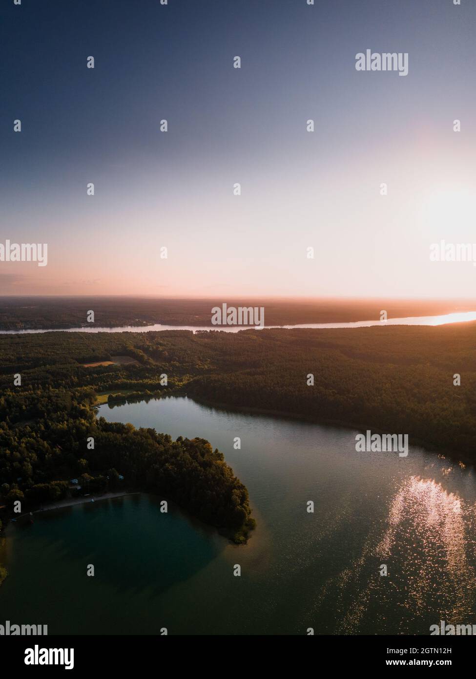 Lever du soleil au lac Wdzydze Banque D'Images