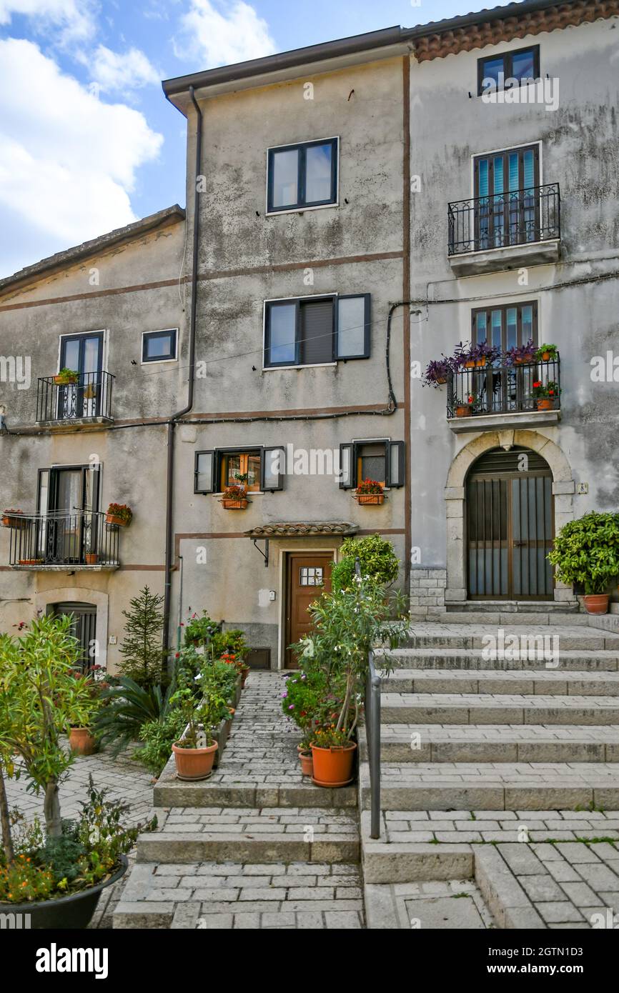 La façade de maisons anciennes à Cusano Mutri, une ville médiévale de la province de Benevento, en Italie. Banque D'Images