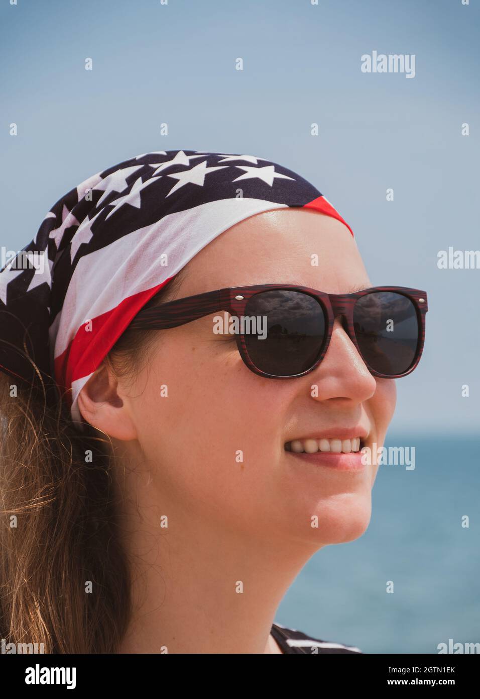 Confiante fille de lunettes de soleil drapeau américain Bandana USA  Independence Day patriotisme Memorial Day Photo Stock - Alamy