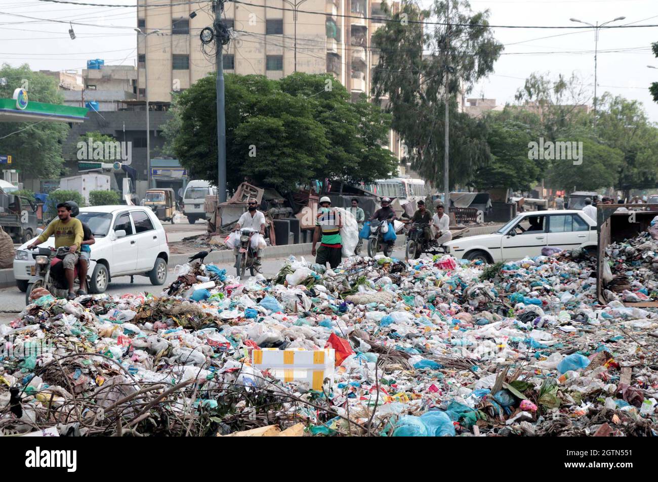Vue d'un tas énorme de déchets créant des problèmes pour les navetteurs, les résidents et l'atmosphère inhygiénique montrant la négligence du département concerné, situé dans la région de Jahangirabad de Karachi le samedi 02 octobre 2021. (Images Rizwan Ali/PPI). Banque D'Images