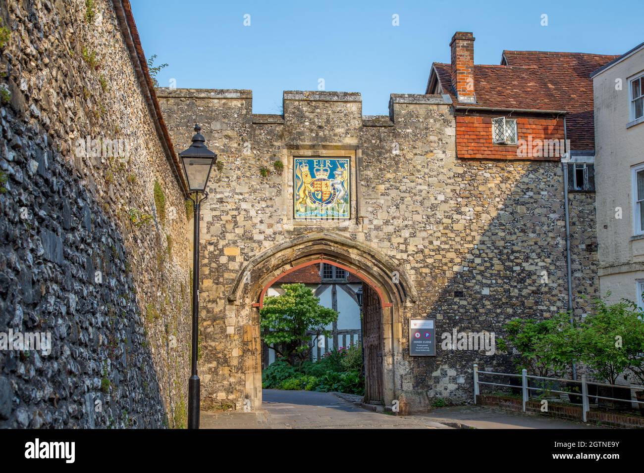 Vieille porte d'entrée de la ville de Kingsgate et murs à Winchester, Hampshire Banque D'Images