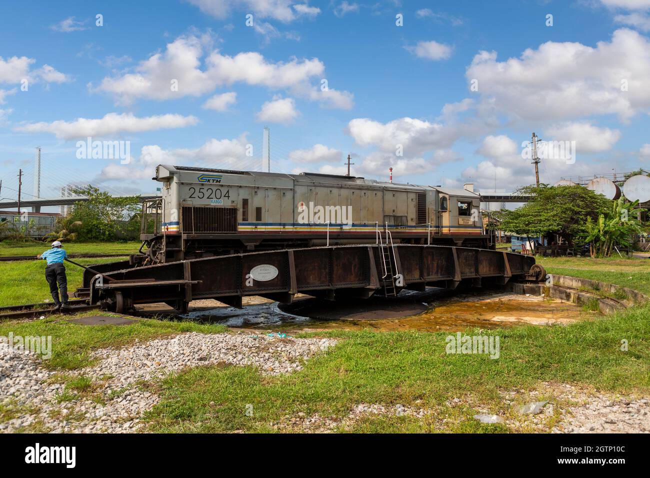 Une locomotive de classe KTM 25 25204 Mutiara sur un plateau tournant situé à Penang en Malaisie. Exploité par Keretapi Tanah Melayu Berhad. Banque D'Images