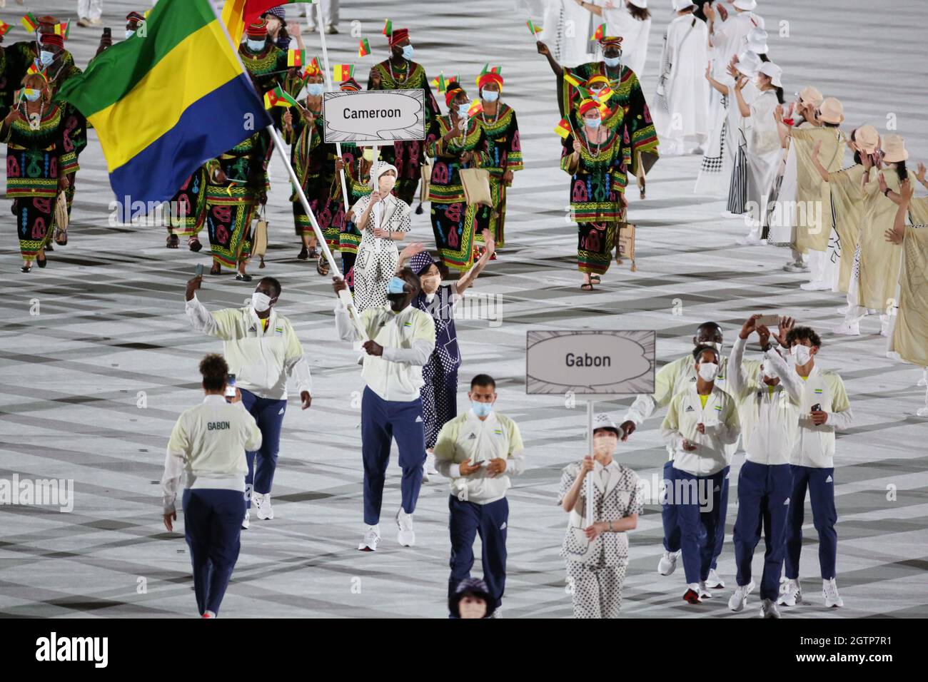 23 JUILLET 2021 - TOKYO, JAPON : les porteurs du drapeau du Gabon, Aya Girard de Langlade Mpali et Anthony Mylann Olame, entrent dans le stade olympique avec leur délégation Banque D'Images