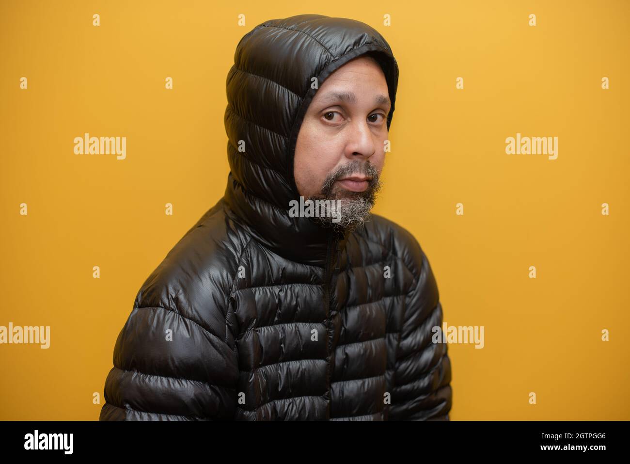 Gros plan de l'homme sur fond jaune Banque D'Images