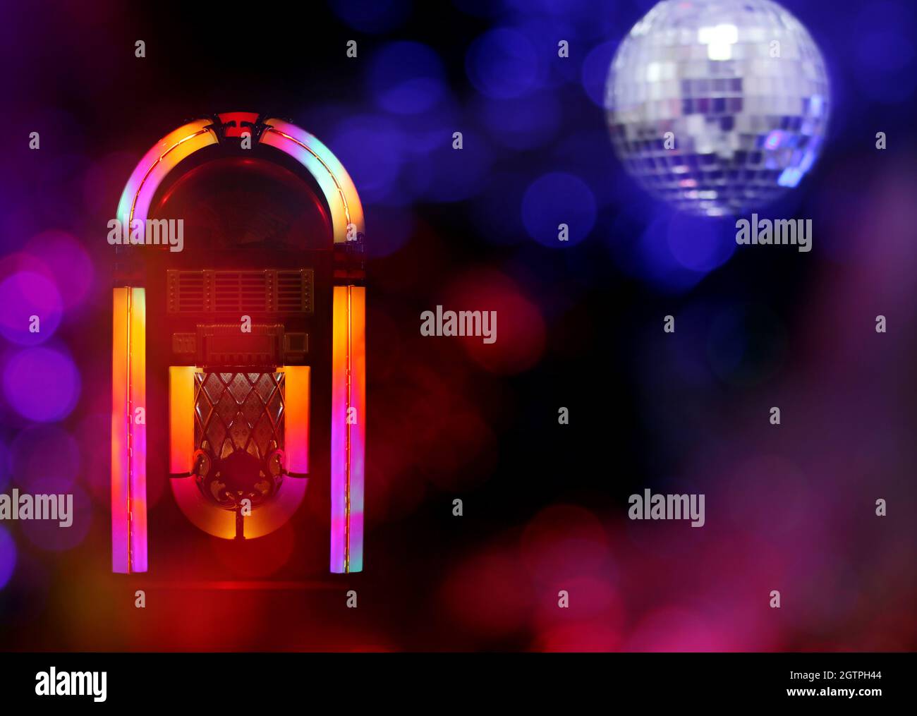 Juke-box dans la barre avec boule disco et image composite de bokeh Banque D'Images