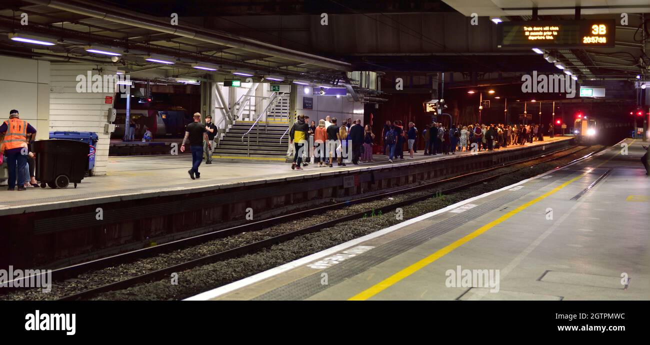 Plate-forme avec crowed de personnes attendant le train à la gare de Birmingham New Street Banque D'Images