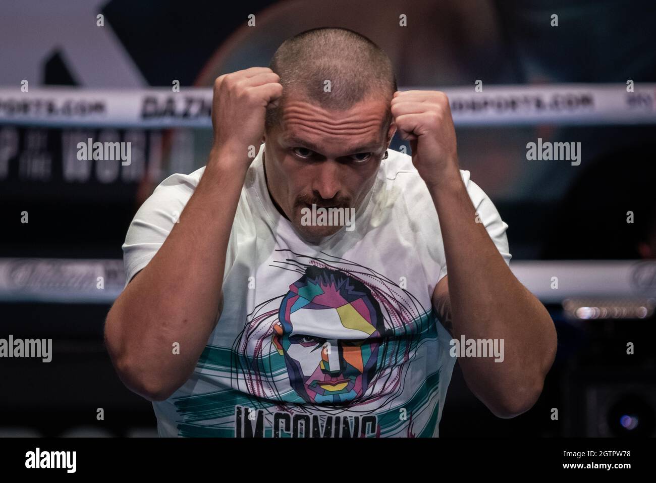 Oleksandr Usyk, champion de boxe ukrainien, se présente sur le ring pour  les médias lors de la 02 qui précède le combat de samedi contre le champion  britannique de poids lourd Anthony