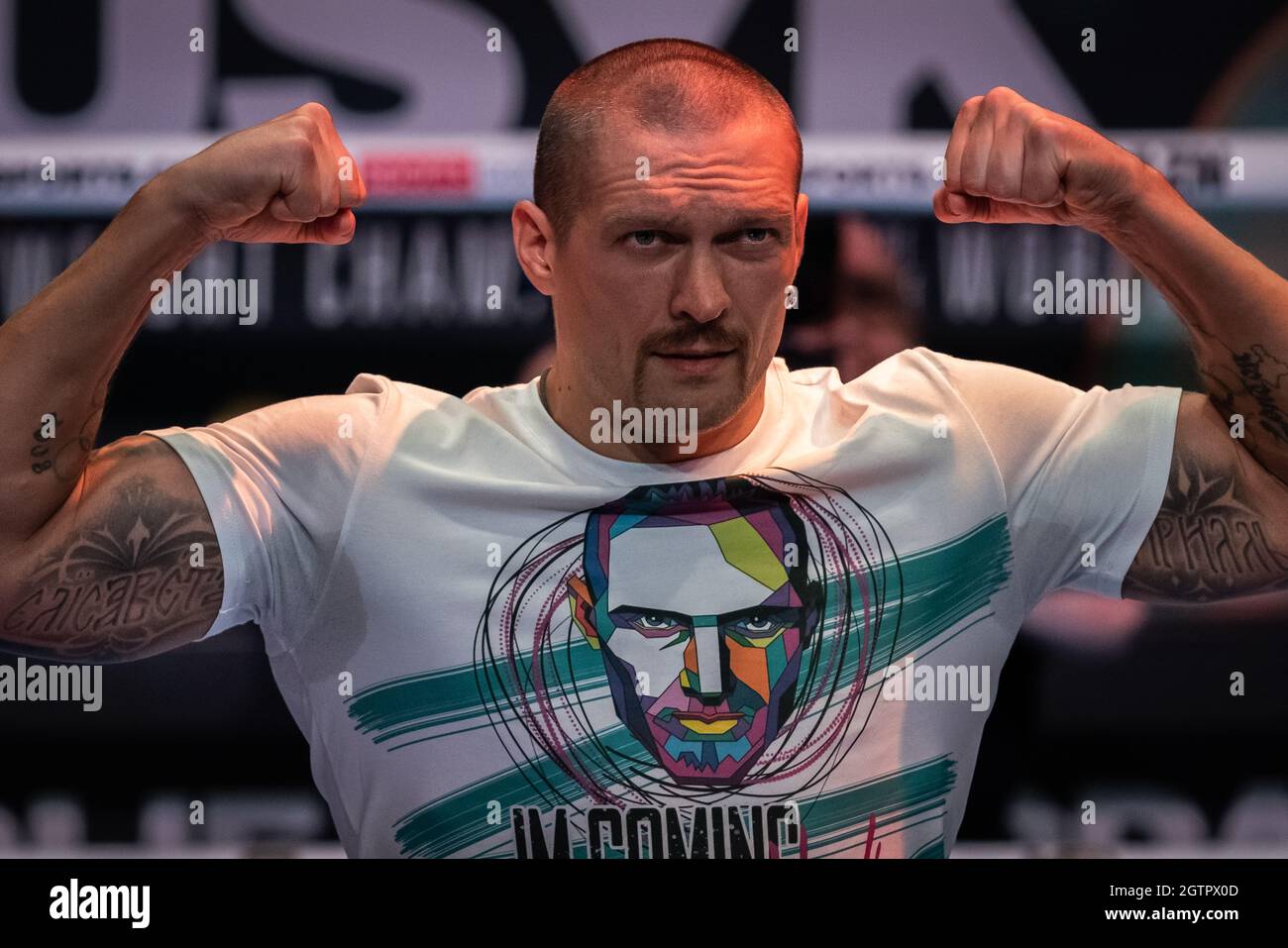 Oleksandr Usyk, champion de boxe ukrainien, se présente sur le ring pour les médias lors de la 02 qui précède le combat de samedi contre le champion britannique de poids lourd Anthony Joshua qui se tiendra au stade Tottenham Hotspur. Londres, Royaume-Uni. Banque D'Images