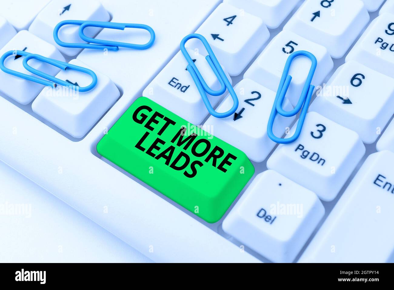 Écriture manuscrite pour obtenir plus de dérivations. Lancement du concept Internet intérêt du consommateur ou enquête produits ou services dactylographiant des codes de programme difficiles, rédaction Banque D'Images