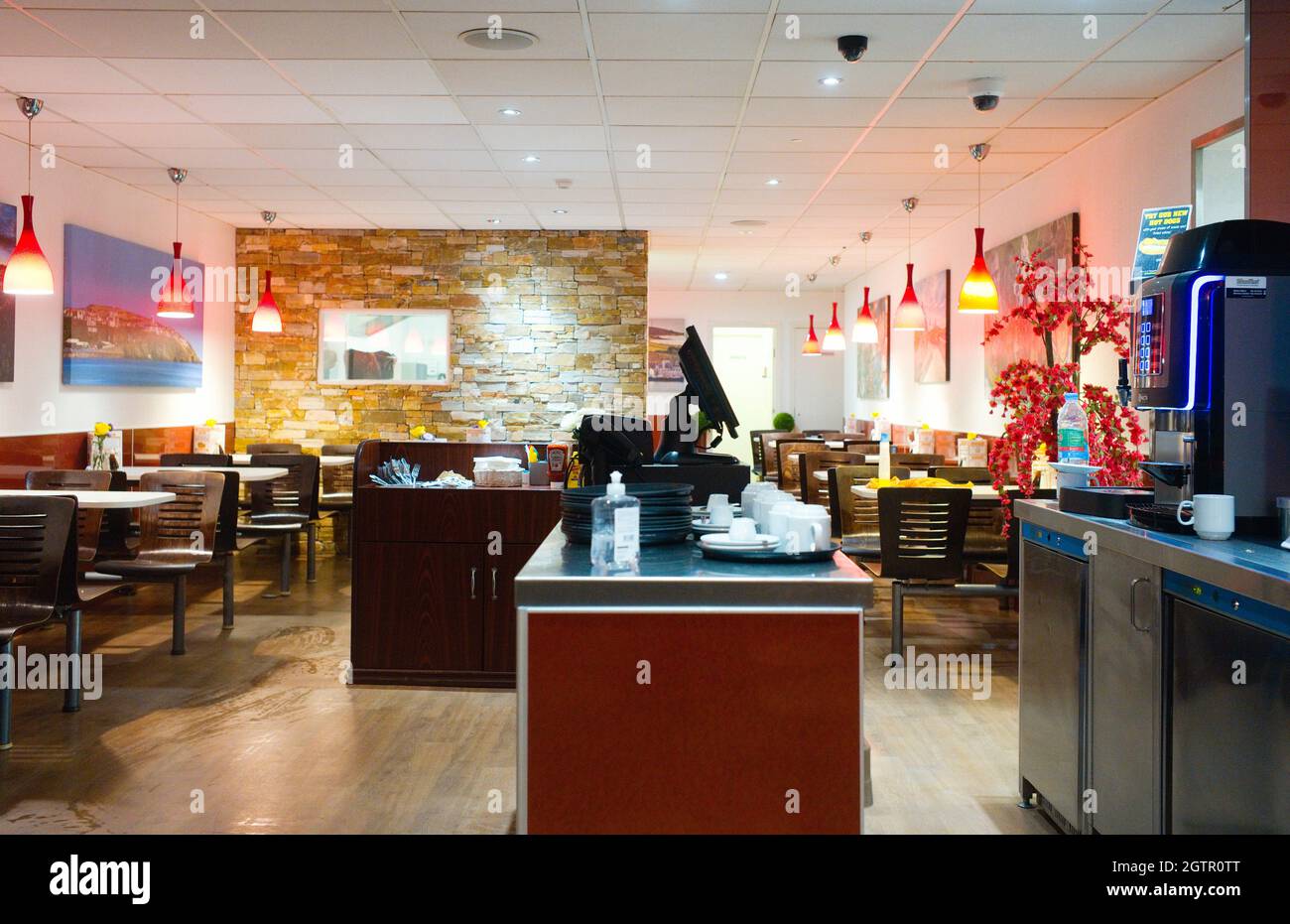 Vue sur l'intérieur d'un restaurant de poissons et de puces rénové à Douglas, île de Man Banque D'Images