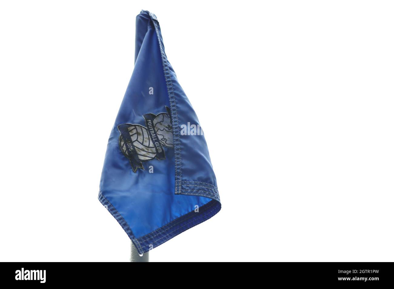 La pluie tombe sur un drapeau d'angle avant le match du championnat Sky Bet à St. Andrew's, Birmingham. Date de la photo: Samedi 2 octobre 2021. Banque D'Images