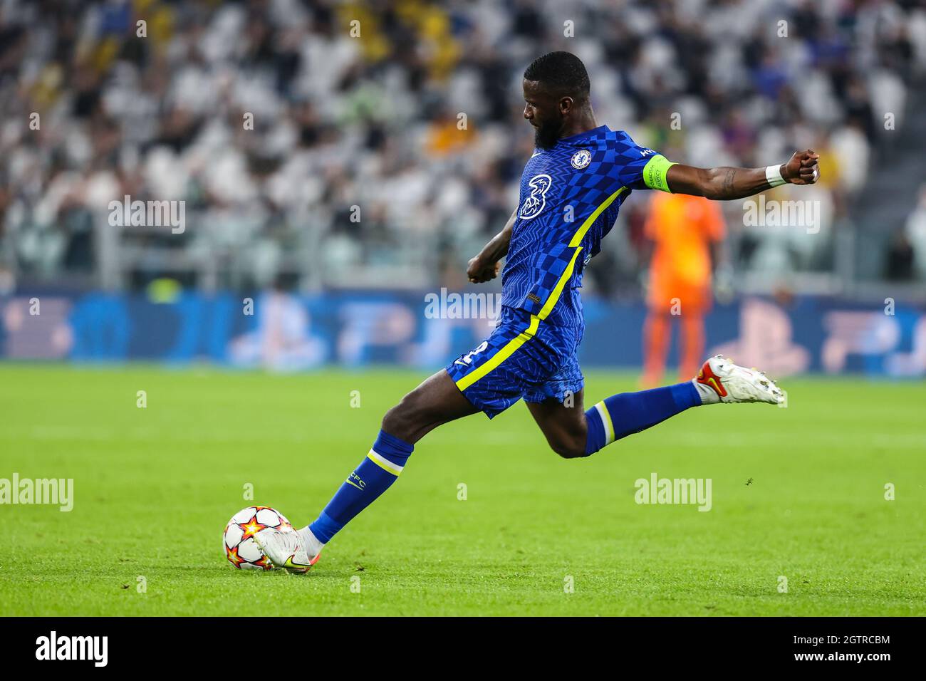 Antonio Rudiger du Chelsea FC vu en action lors de l'UEFA Champions League 2021/22 Group Stage - match de football du Groupe H entre le Juventus FC et le Chelsea FC au stade Allianz de Turin.(score final ; Juventus FC1:0 Chelsea FC) Banque D'Images Antonio Rudiger du Chelsea FC vu en action lors de l'UEFA Champions League 2021/22 Group Stage - match de football du Groupe H entre le Juventus FC et le Chelsea FC au stade Allianz de Turin.(score final ; Juventus FC1:0 Chelsea FC) Banque D'Images