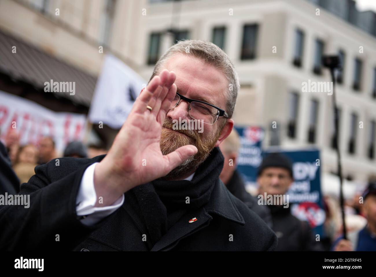 Varsovie, Pologne. 02 octobre 2021. Grzegorz Braun, président du parti politique de Konfederacja (Confédération), est vu pendant la manifestation.des centaines de personnes ont participé à la marche annuelle de la liberté et de la souveraineté sous le slogan 'Top Sante Sante Seguaring' organisé par le parti politique nationaliste d'extrême droite de la Confédération (Konfederacja). Les participants voulaient s'opposer à la ségrégation sanitaire, à la coercition des vaccins COVID-19. (Photo par Attila Husejnow/SOPA Images/Sipa USA) crédit: SIPA USA/Alay Live News Banque D'Images