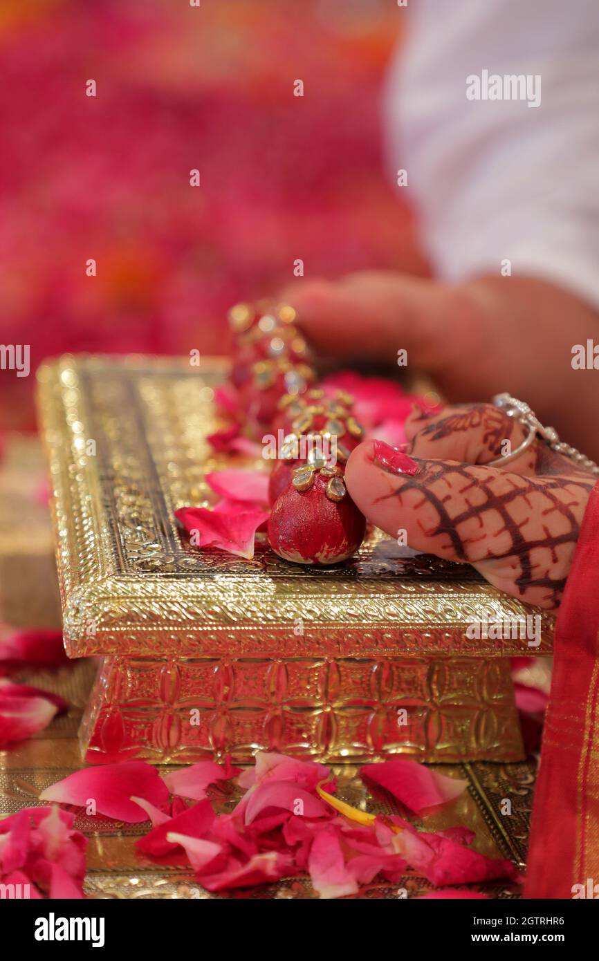 Imaginez une scène vibrante sous un mandap magnifiquement décoré, où le couple heureux est assis côte à côte, rayonnant de joie. La mariée, ornée d'un richement Banque D'Images