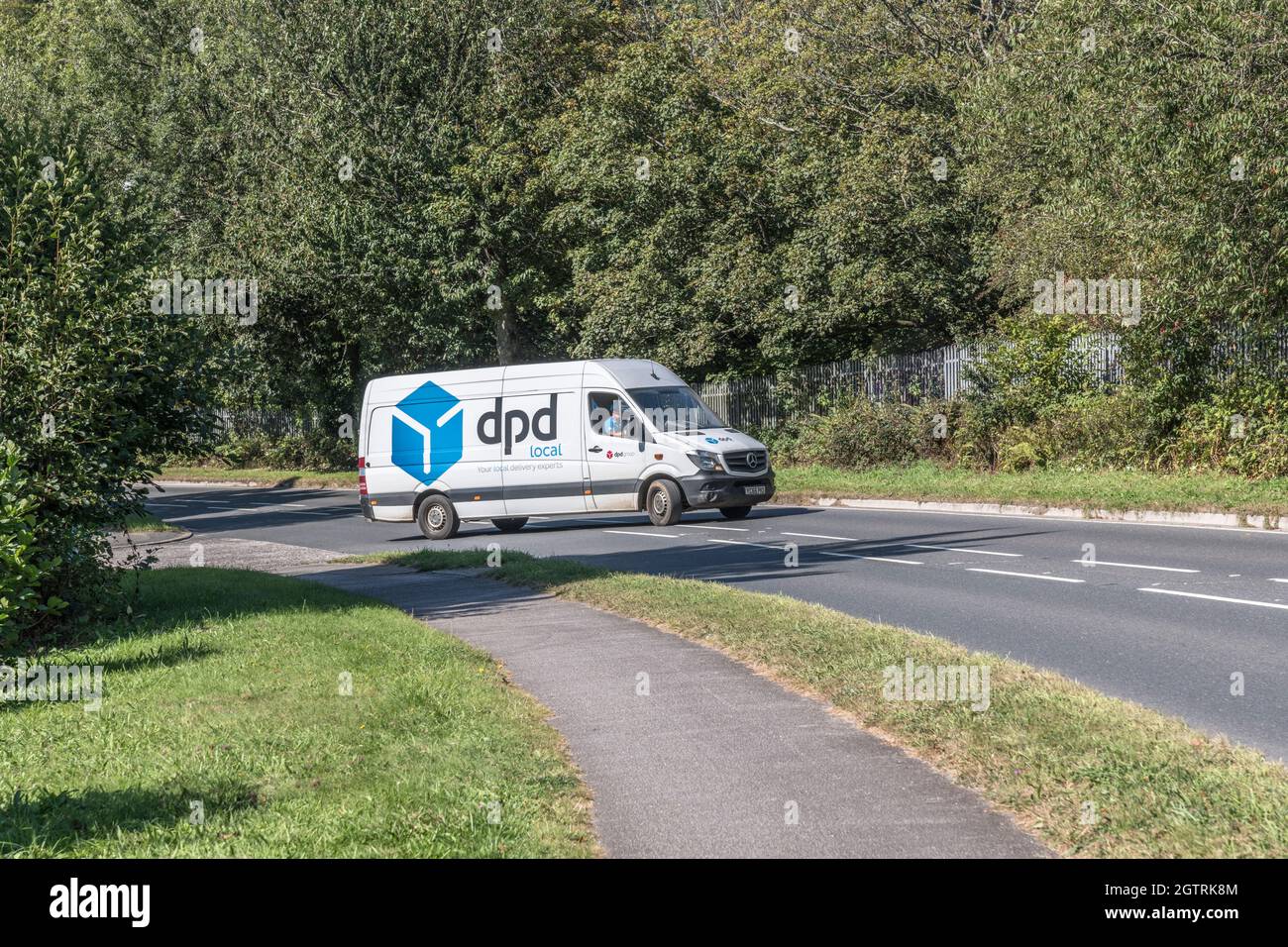 Blanc DPD camionnette de livraison locale (Mercedes) sur route de campagne. En cas de pénurie de conducteurs au Royaume-Uni, les livraisons de colis pendant le transport de Covid, au Royaume-Uni Banque D'Images