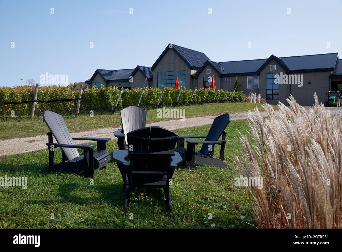 Bâtiment extérieur d'un domaine viticole avec chaises Adirondack. Banque D'Images Bâtiment extérieur d'un domaine viticole avec chaises Adirondack. Banque D'Images