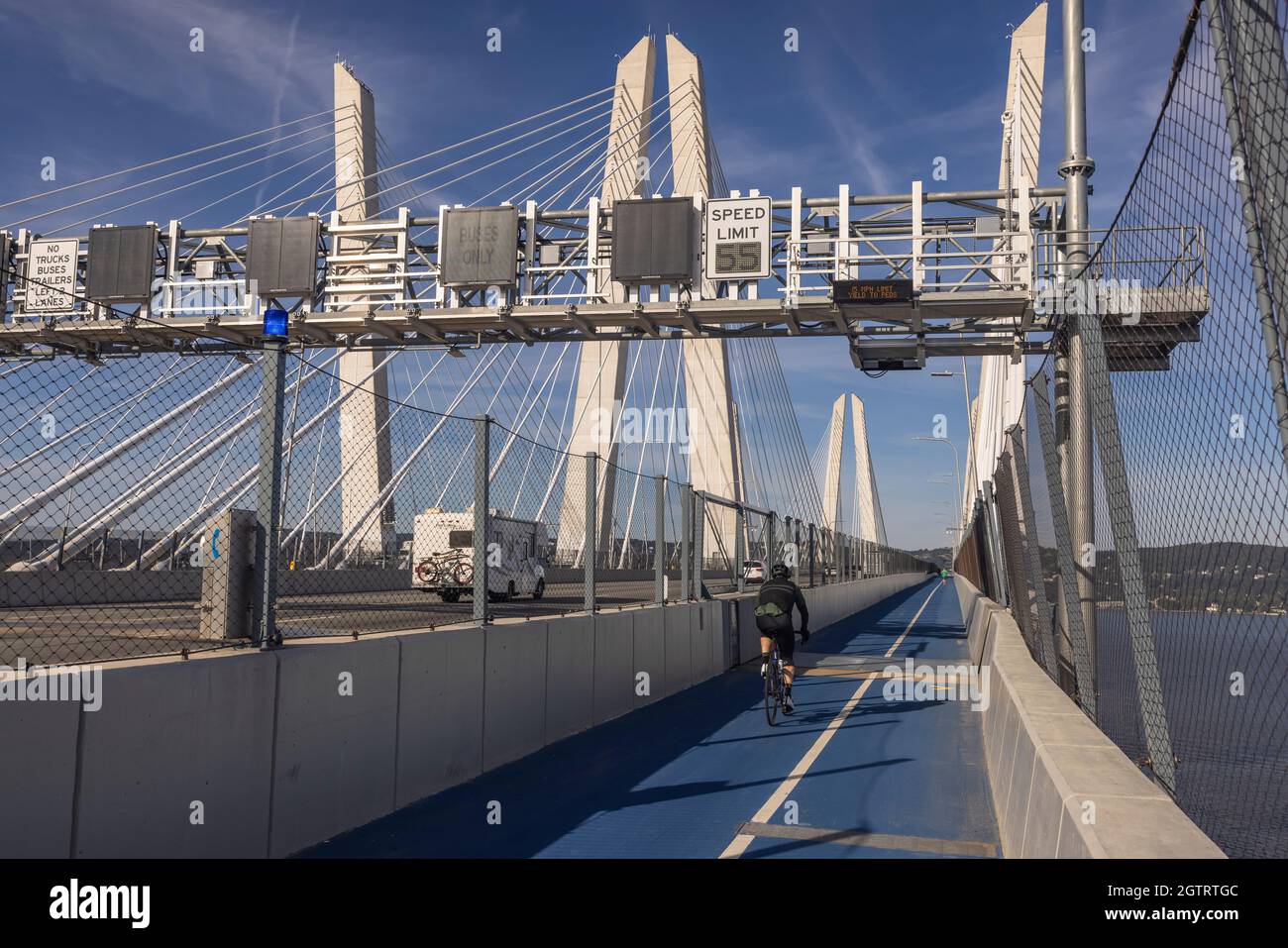 Un cycliste traverse le pont du gouverneur Mario M. Cuomo sur la voie d'utilisation partagée utilisée par les coureurs, les motards et les randonneurs. Banque D'Images