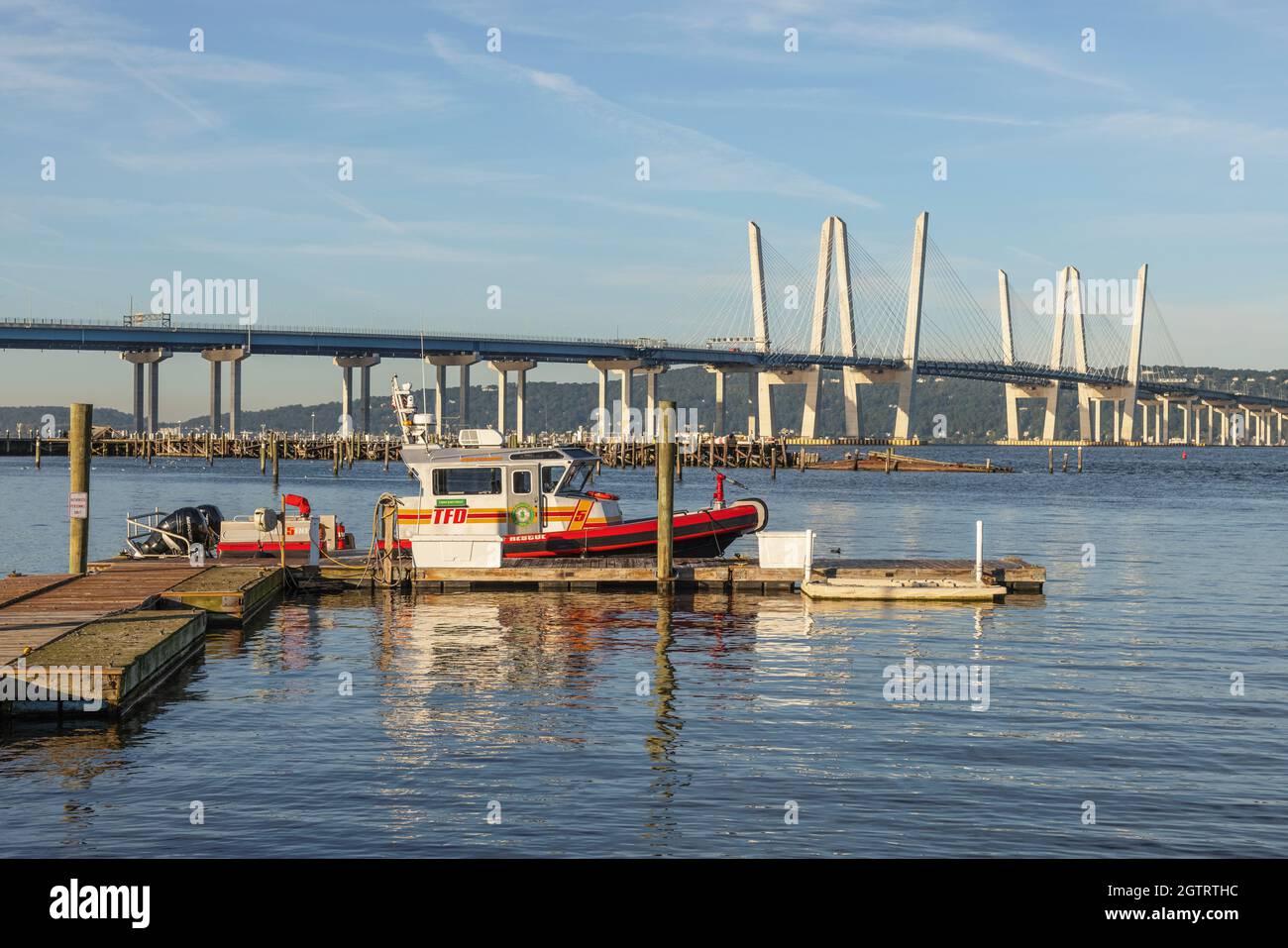 Le bateau de sauvetage-incendie du Service des incendies de Tarrytown, le chef John Kelly, est amarré sur le fleuve Hudson, avec le pont du gouverneur Mario M. Cuomo en arrière-plan. Banque D'Images