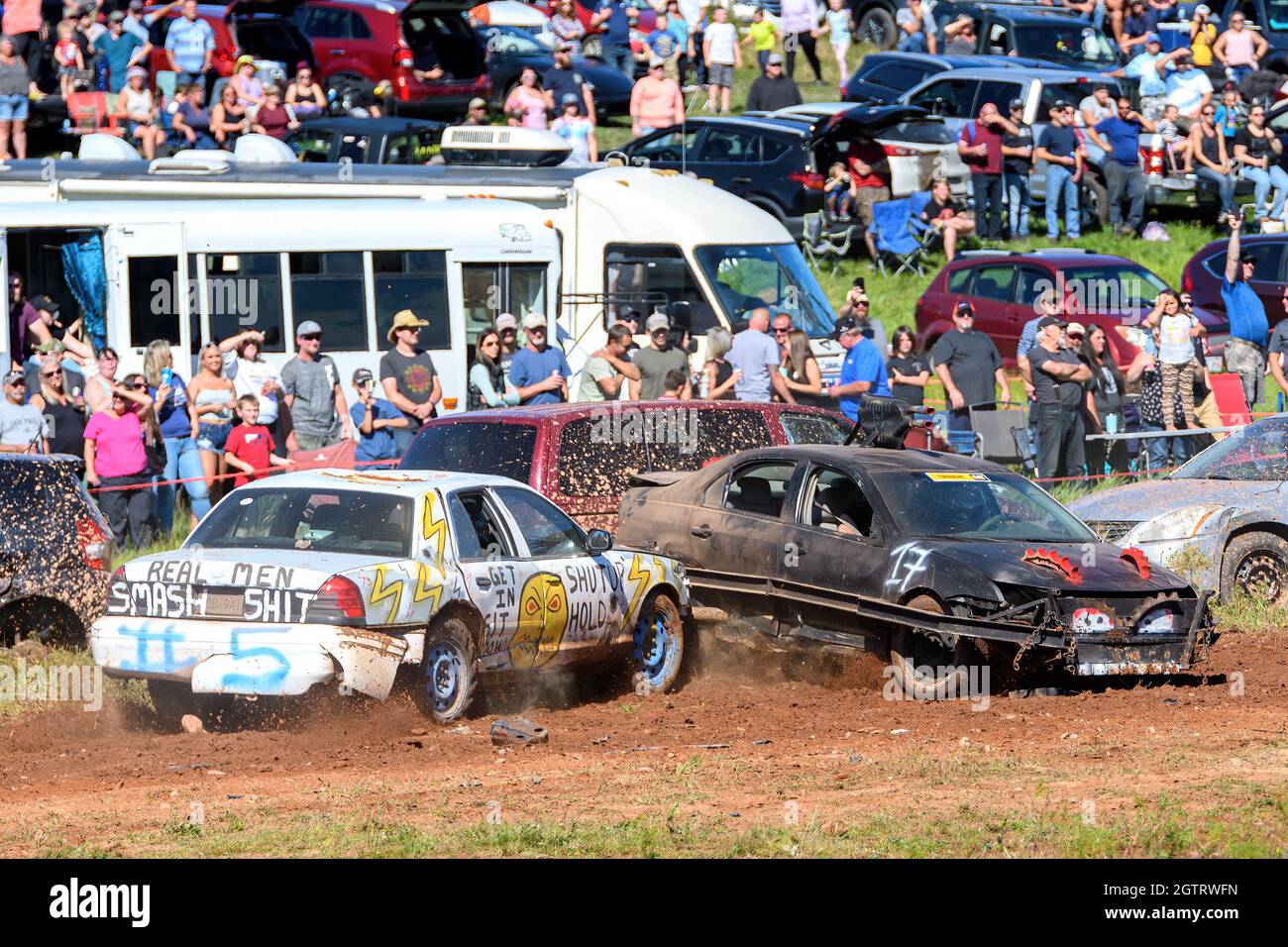 Norton, N.-B., Canada - le 11 septembre 2021 : derby de démolition amateur au circuit Redneck, à Norton NB. Une voiture se renfond dans le quart arrière de l'autre Banque D'Images