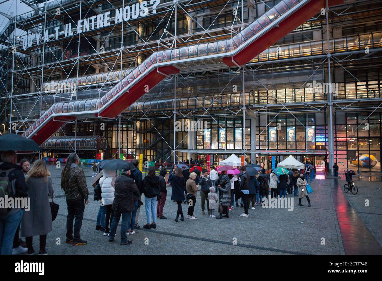 Paris, France, 2 octobre 2021 : la nuit Blanche annuelle à Paris, où les musées publics restent ouverts tard dans la nuit et ont une entrée gratuite, attire toujours une foule de passionnés d'art au Centre Georges Pompidou malgré les fortes pluies et les conditions orageuses. Pour les adultes, l'entrée dans tous les espaces publics tels que les musées et les restaurants nécessite un Pass sanitaire (Health Pass) comme preuve d'être vacciné deux fois pour être montré sur l'application TousAnticovid. À partir du jeudi 7 octobre, cette exigence sera étendue aux 17 à 12 ans. Anna Watson/Alay Live News Banque D'Images