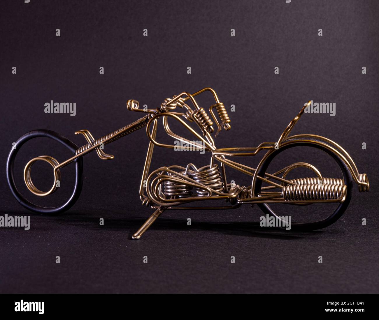 moto en fil de fer avec fond sombre Photo Stock - Alamy