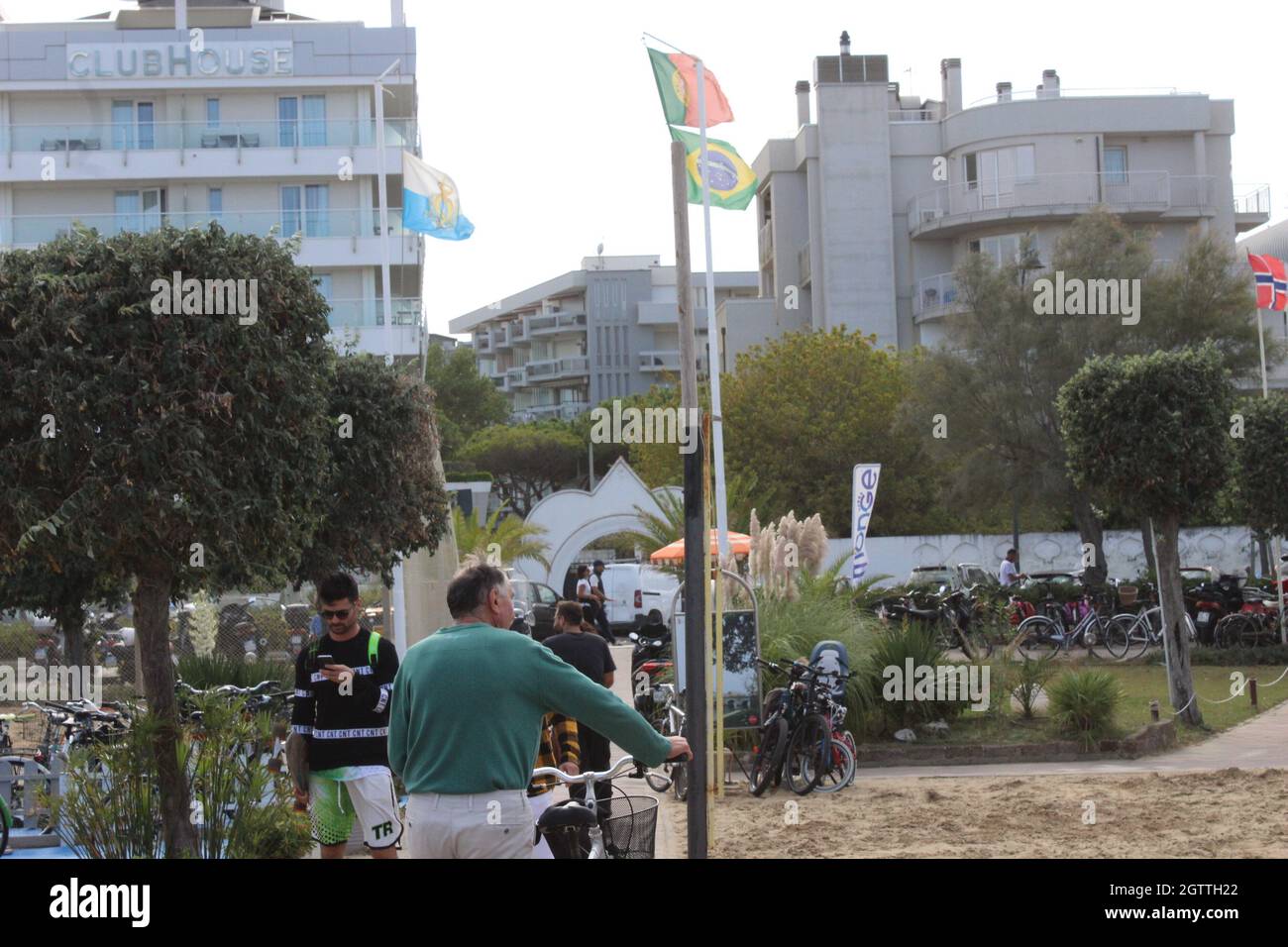 2 octobre 2021, Rimini, italia: Rimini (Italia), 02/10/2021 - MUNDIAL/FRISBEE/ITALIA - Campeonato Mundial Paganello 2021, o esporte do Frisbee esta sendo realizado Pela primeira vez no Outono, em Rimini, no norte da Italia, neste sabado 2, de outubro de 2021. O evento ocorre ate domingo (3), na praia de Marina Centro. O Campeonato Mundial de Paganello, o Beach Ultimate World Cup, ou o esporte do Frisbee, jogado na areia, que volta a Rimini. (Foto: Josi Donelli/TheNews2/Zumapress) (Credit image: © Josi Donelli/TheNEWS2 via ZUMA Press Wire) Banque D'Images