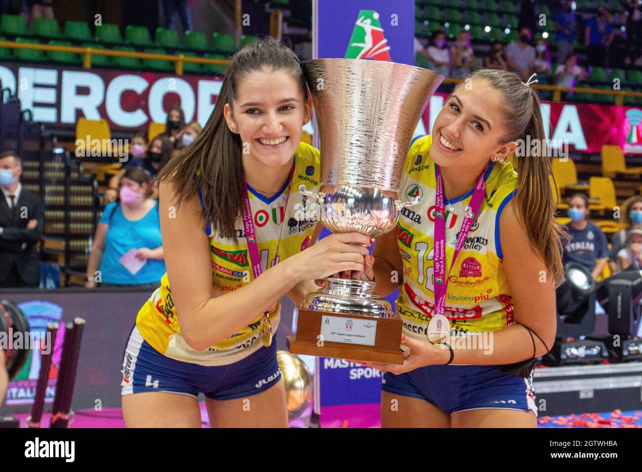 Modène, Italie. 02 octobre 2021. Bozana Butigan et Giorgia Frosini (Imoco Volley Conegliano) avec la coupe pendant Imoco Volley Conegliano vs Igor Gorgonzola Novara, Italian Supercup femmes à Modène, Italie, octobre 02 2021 crédit: Independent photo Agency/Alay Live News Banque D'Images