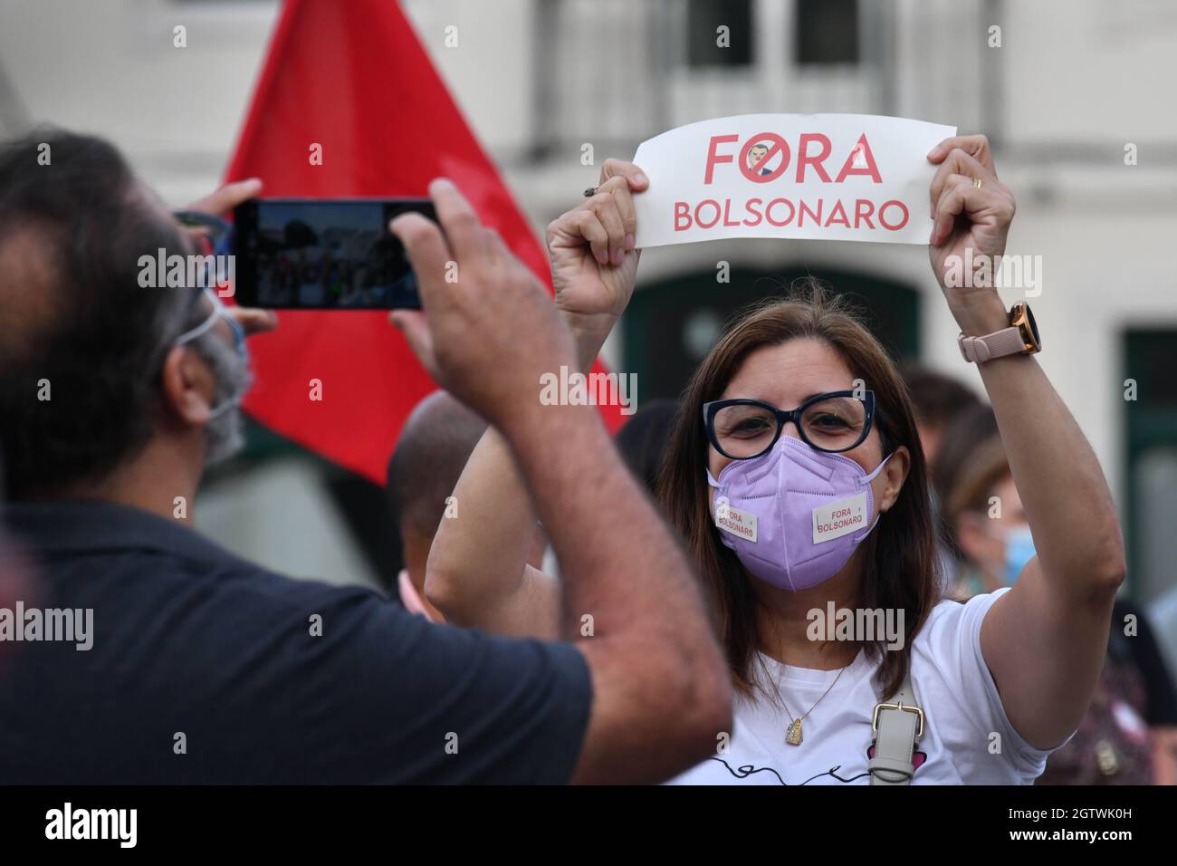 Lisbonne, Portugal. 02 octobre 2021. Un activiste tient un écriteau répudiant le président brésilien Jair Bolsonaro lors d'un rassemblement sur la place Rossio.The fora Bolsonaro (Out with Bolsonaro) Campaign, Qui réunit diverses organisations, partis, syndicats et mouvements à Lisbonne en faveur de la démocratie et des droits du peuple, a organisé un rassemblement pour répudier les politiques du président brésilien Jair Bolsonaro, exigeant sa démission en tant que chef d'État. Crédit : SOPA Images Limited/Alamy Live News Banque D'Images