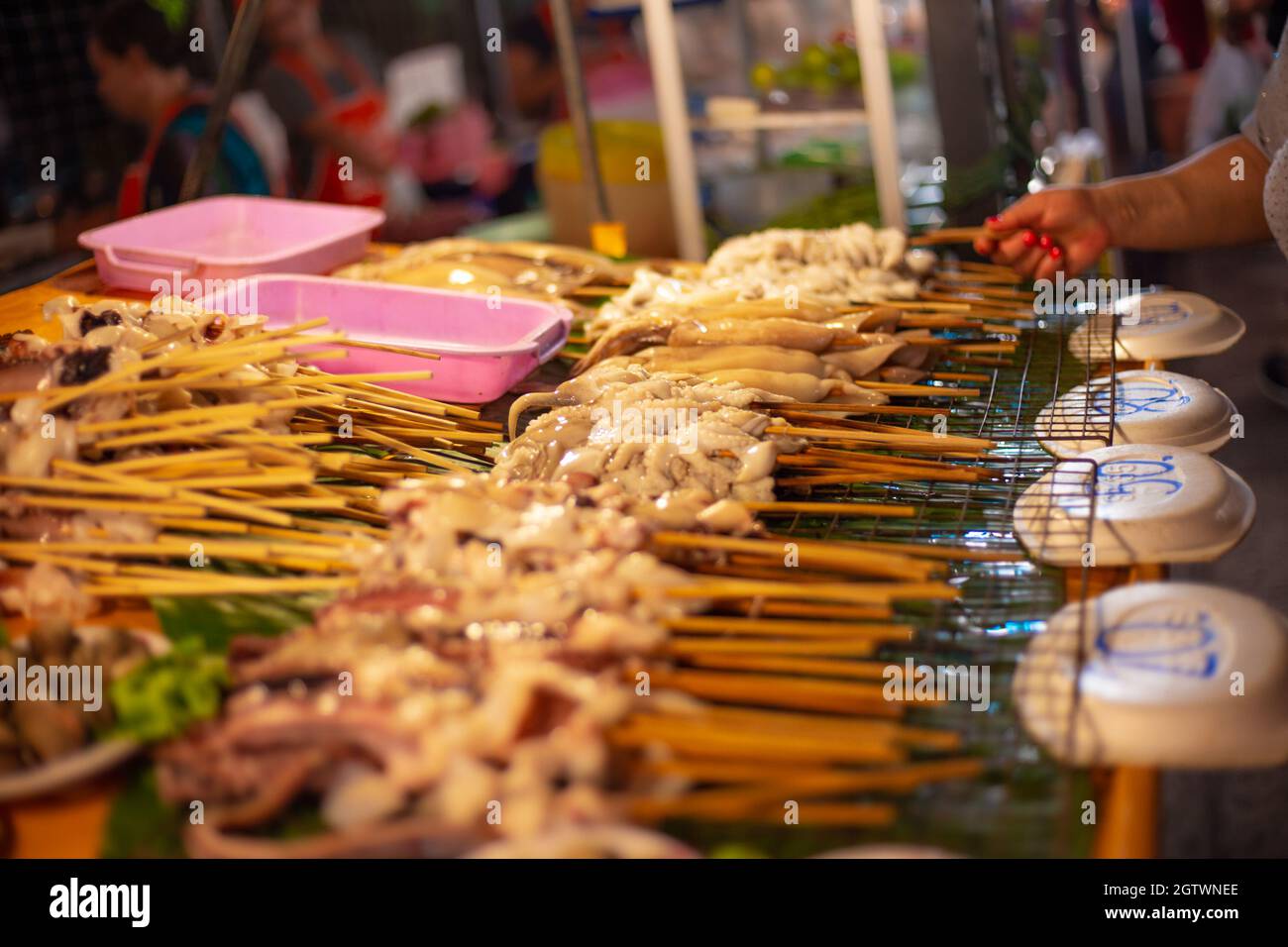 Fruits de mer sur brochettes pour griller au marché nocturne, cuisine thaïlandaise traditionnelle Banque D'Images