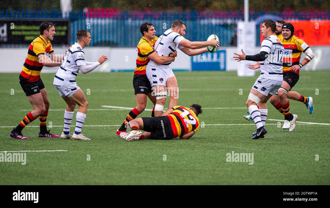 Coventry Butts Park 2-OCT-2021:Rob KNOX de Coventry Rugby tente de passer le ballon à Tom Griffiths de Coventry Rugby of pendant le match de championnat Green King entre Coventry Rugby et Richmond Rugby à Butts Park Arena à Coventry, en Angleterre, le 2ème-OCT-2021. Note finale Coventry10 : 5 Richmond Banque D'Images