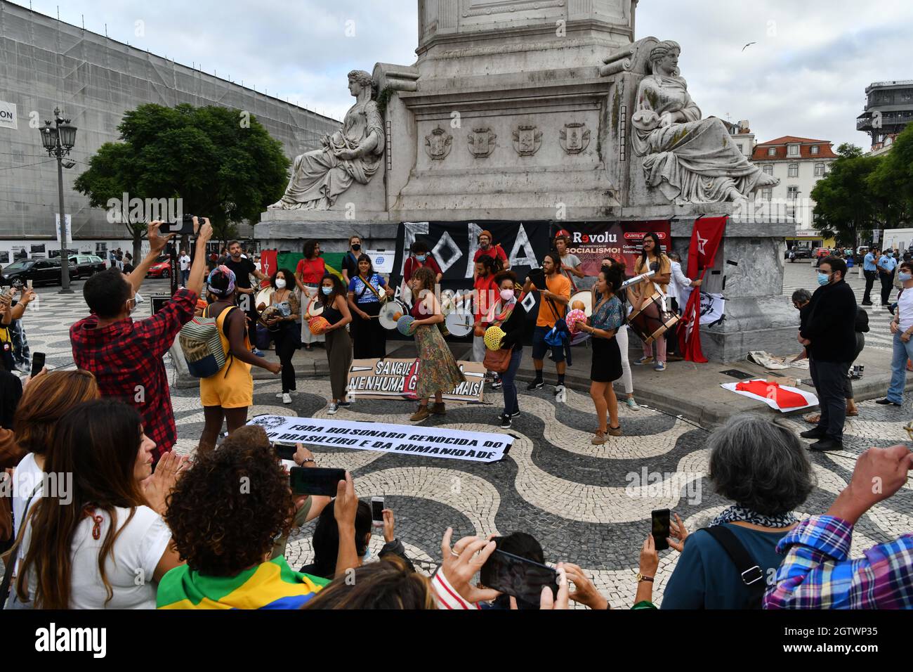 Lisbonne, Portugal. 02 octobre 2021. Des activistes contre le Président Jair Bolsonaro ont joué de la musique à percussion lors d'un rassemblement sur la place Rossio. La campagne Fora Bolsonaro (Out with Bolsonaro), Qui réunit diverses organisations, partis, syndicats et mouvements à Lisbonne en faveur de la démocratie et des droits du peuple, a organisé un rassemblement pour répudier les politiques du président brésilien Jair Bolsonaro, exigeant sa démission en tant que chef d'État. (Photo de Jorge Castellanos/SOPA Images/Sipa USA) crédit: SIPA USA/Alay Live News Banque D'Images