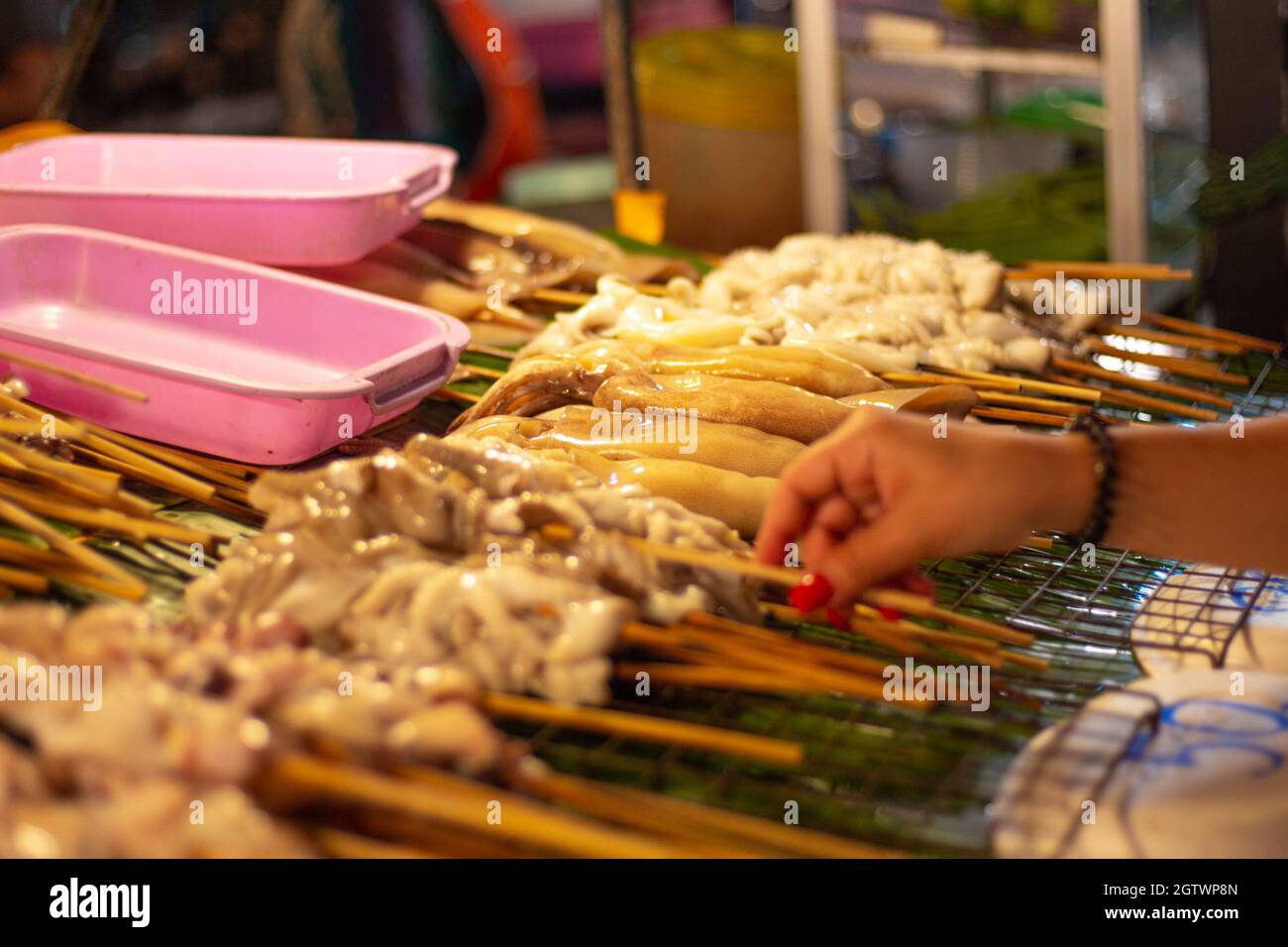 Brochettes grillées sur le marché de nuit, choix de nourriture, cuisine thaïlandaise traditionnelle Banque D'Images
