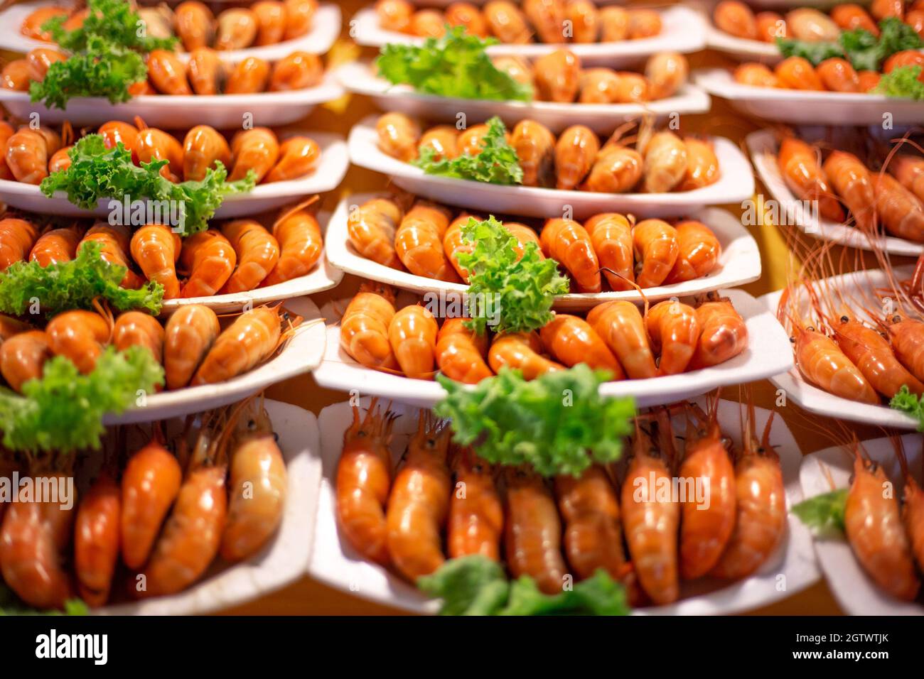 Marché de crevettes et fruits de mer cuits en Asie, cuisine traditionnelle Banque D'Images
