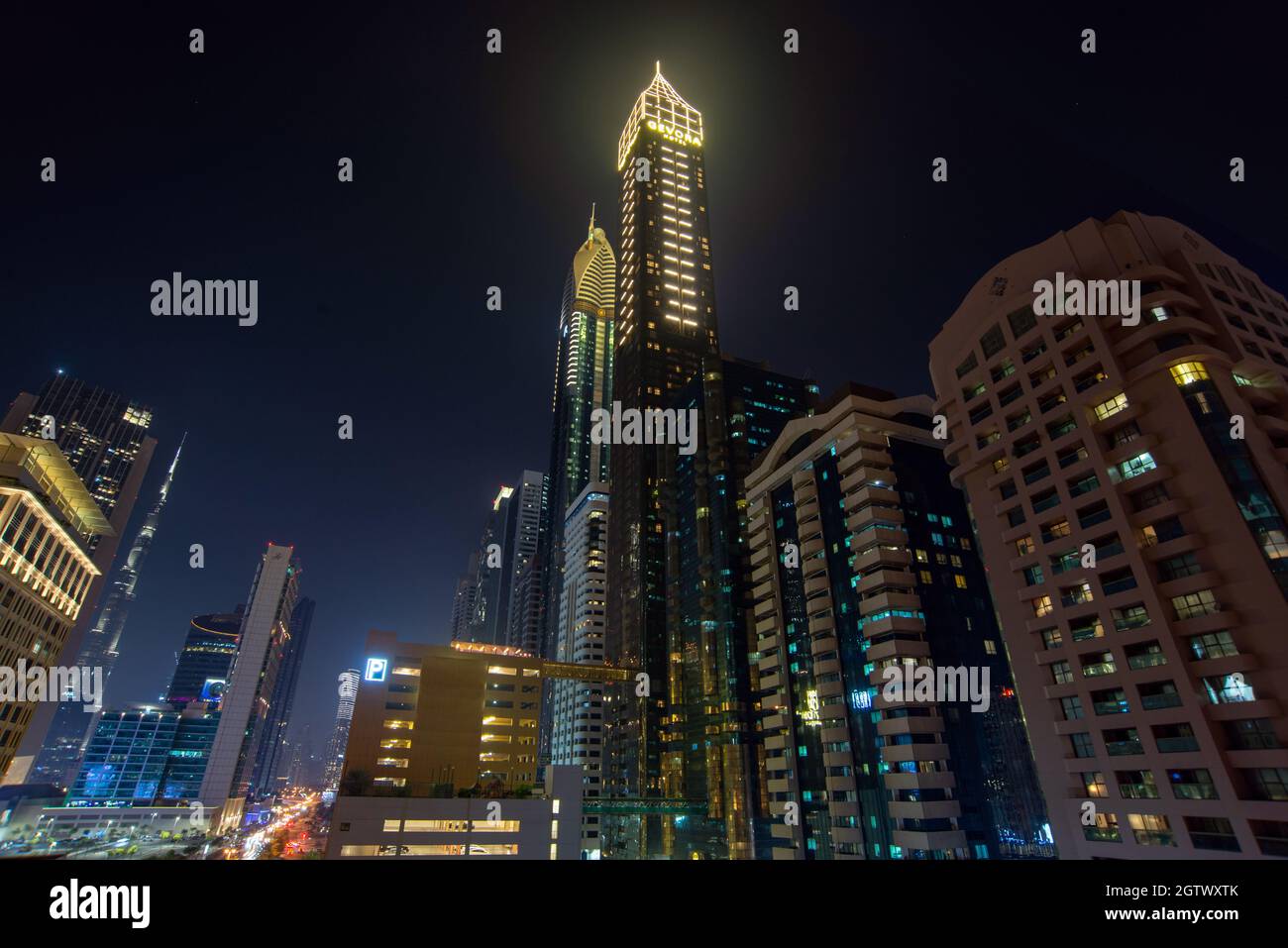 Photographie architecturale de nuit de Dubaï, ciel bleu profond de nuit UAEdeep Banque D'Images