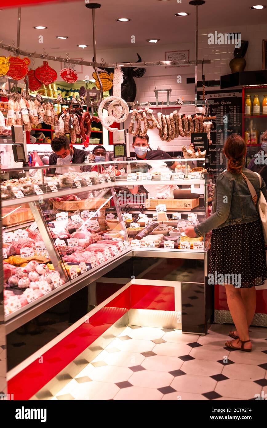 PARIS, FRANCE - 20 septembre 2021 : un client qui se trouve dans un boucherie de Montmartre, France Banque D'Images