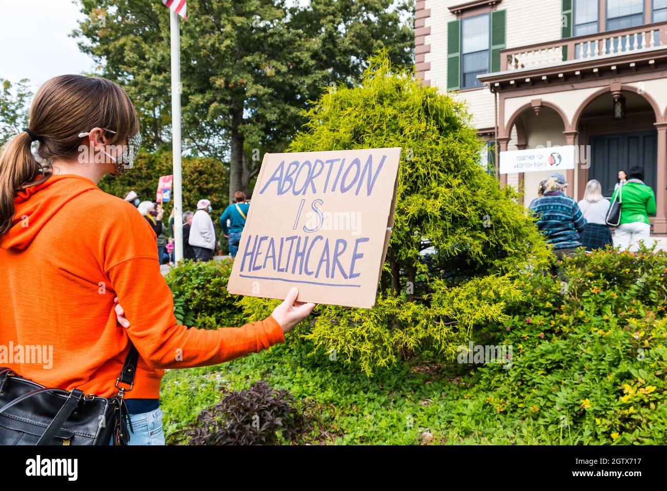 Rassemblement pour la justice en matière d'avortement à l'hôtel de ville. Acton, Massachusetts. 2 octobre 2021. Banque D'Images