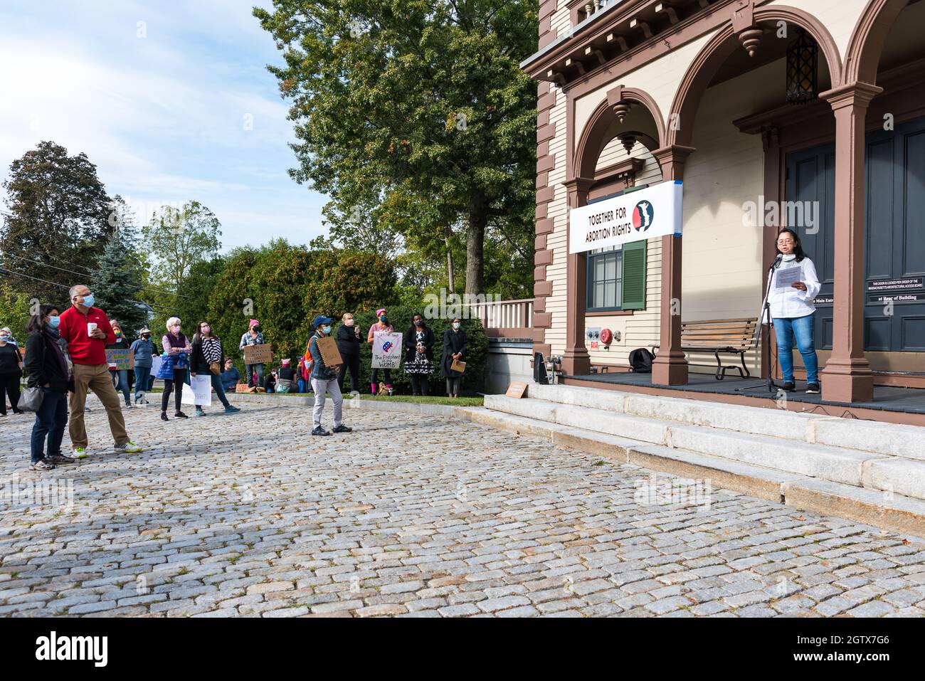 Rassemblement pour la justice en matière d'avortement à l'hôtel de ville. Acton, Massachusetts. 2 octobre 2021. Banque D'Images