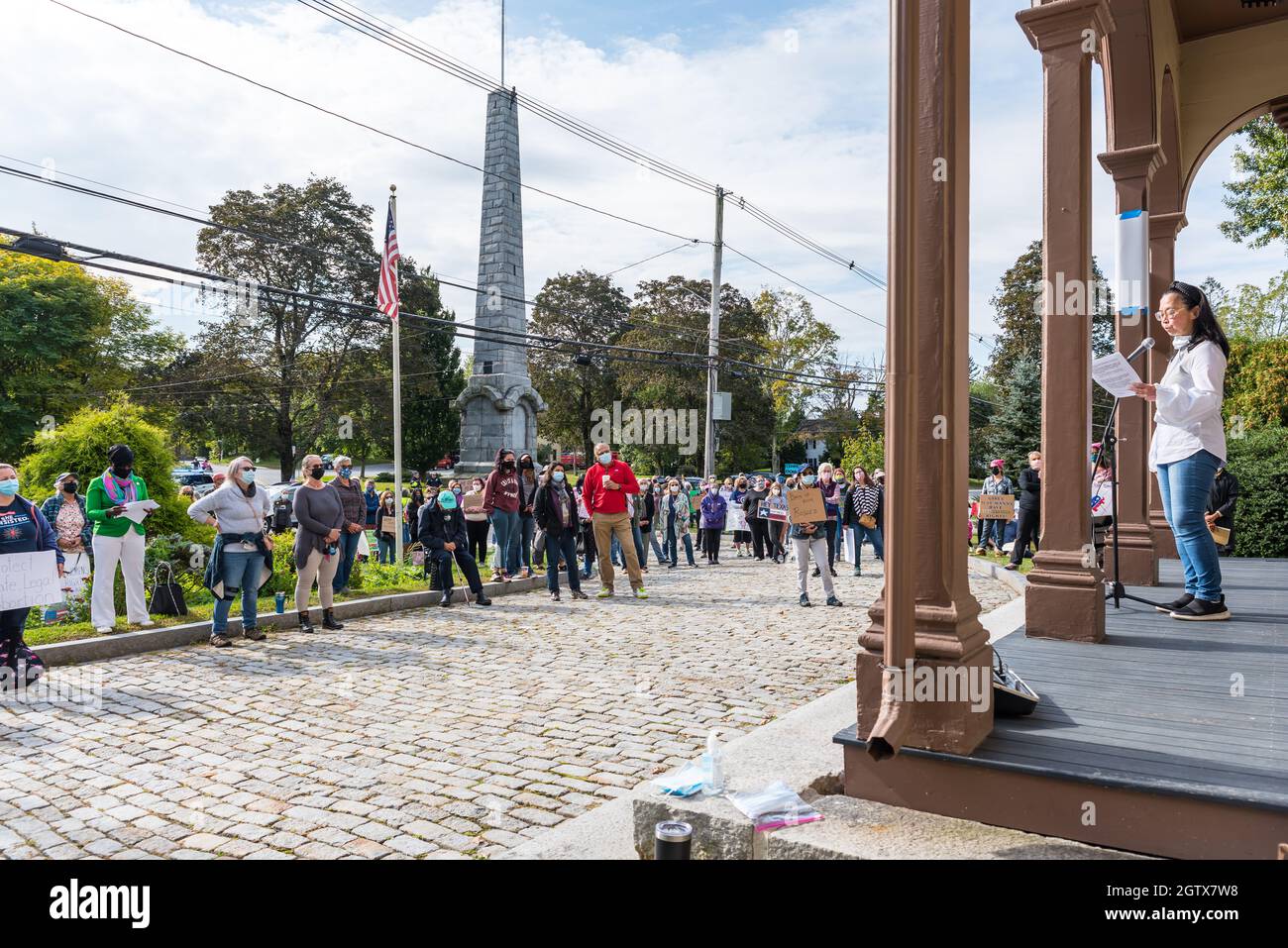 Rassemblement pour la justice en matière d'avortement à l'hôtel de ville. Acton, Massachusetts. 2 octobre 2021. Banque D'Images