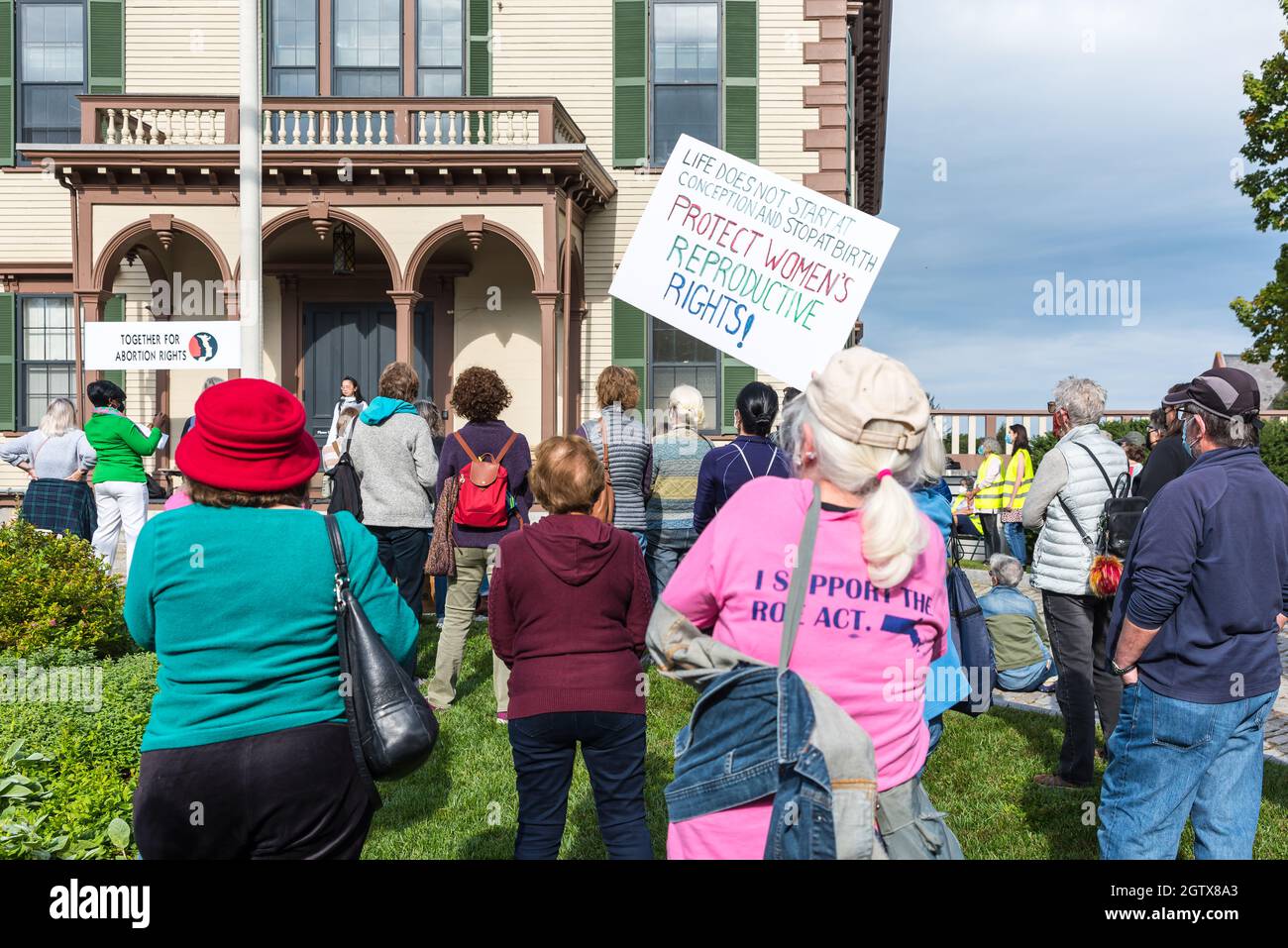 Rassemblement pour la justice en matière d'avortement à l'hôtel de ville. Acton, Massachusetts. 2 octobre 2021. Banque D'Images