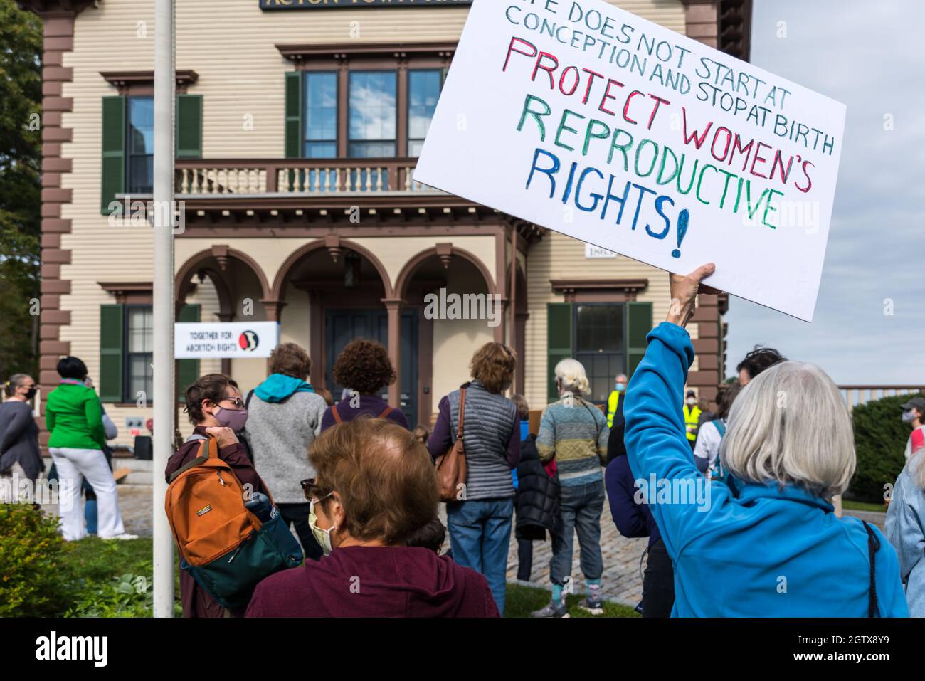 Rassemblement pour la justice en matière d'avortement à l'hôtel de ville. Acton, Massachusetts. 2 octobre 2021. Banque D'Images