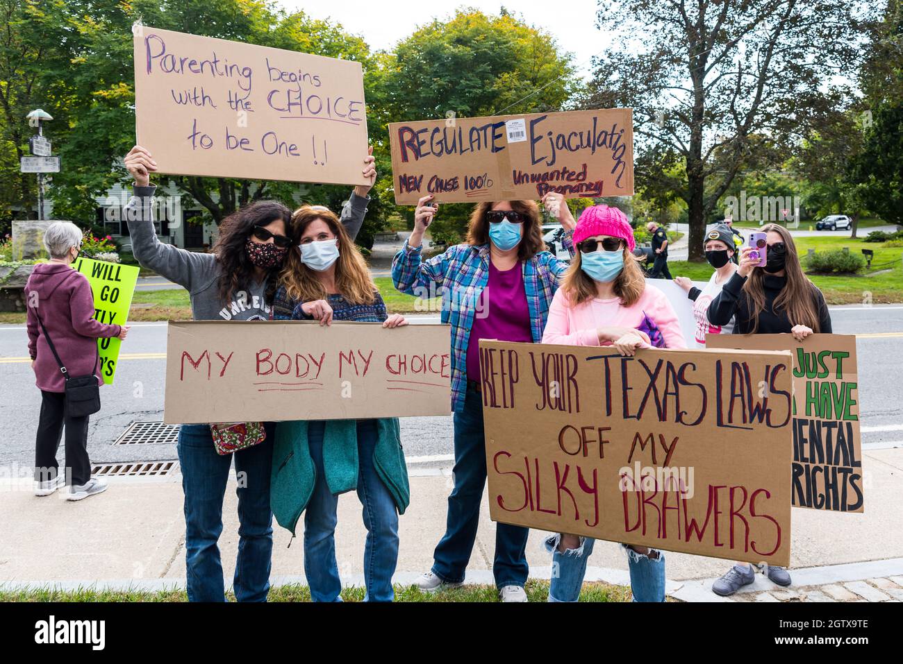 Rassemblement pour la justice en matière d'avortement à l'hôtel de ville. Acton, Massachusetts. 2 octobre 2021. Banque D'Images