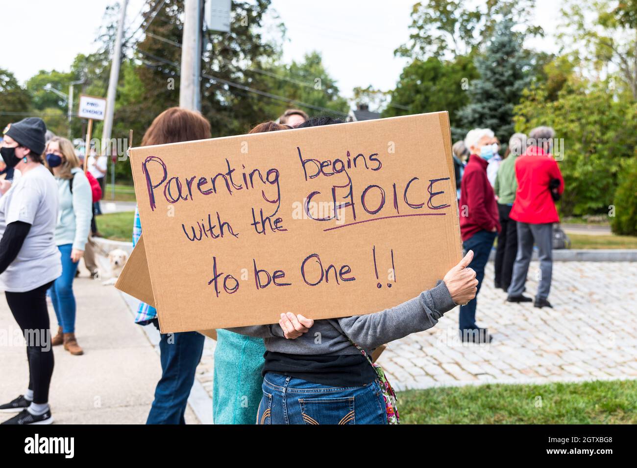 Rassemblement pour la justice en matière d'avortement à l'hôtel de ville. Acton, Massachusetts. 2 octobre 2021. Banque D'Images