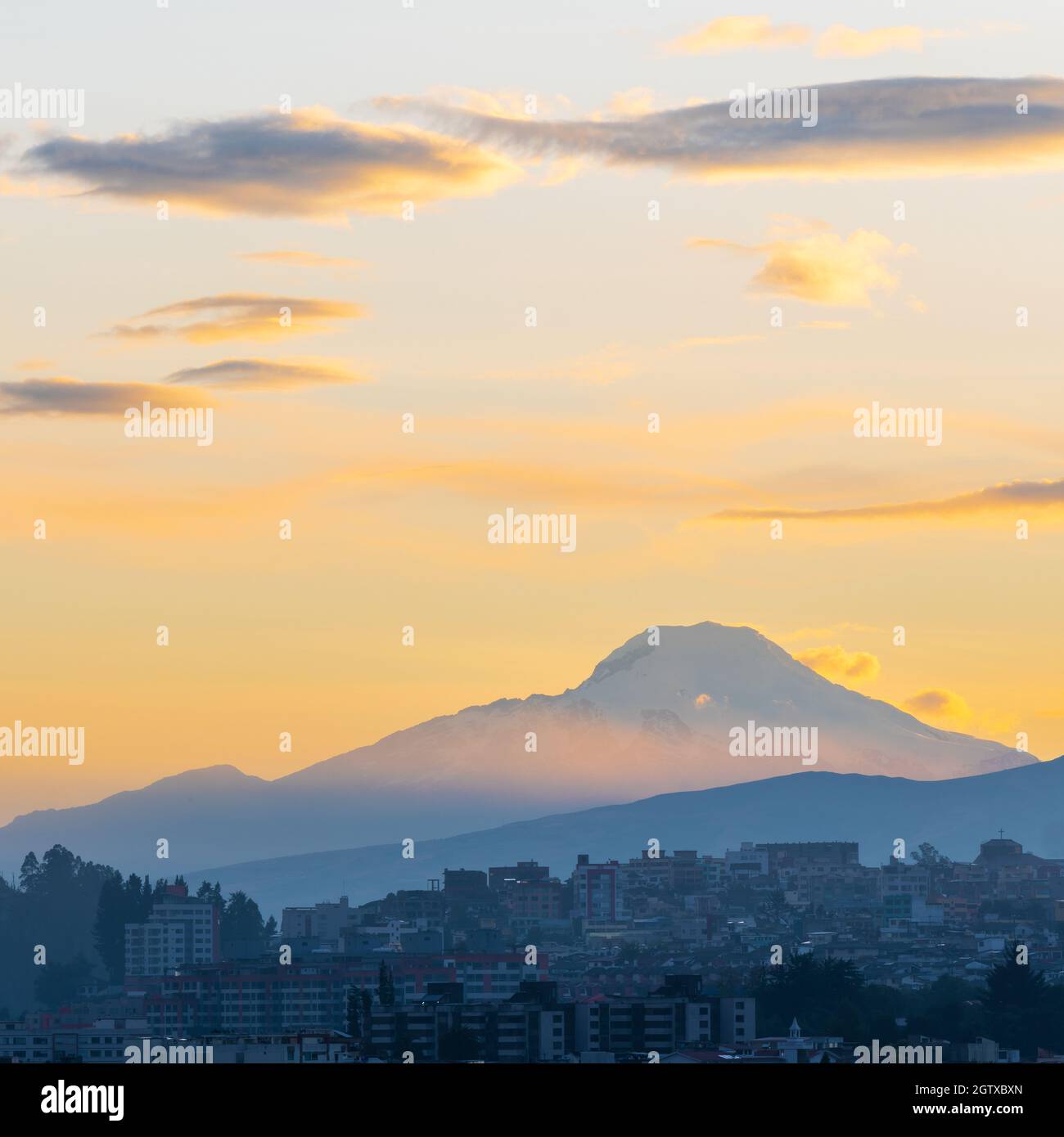 Le volcan Cayambe au lever du soleil au format carré avec la ligne d'horizon de Quito, en Équateur. Banque D'Images