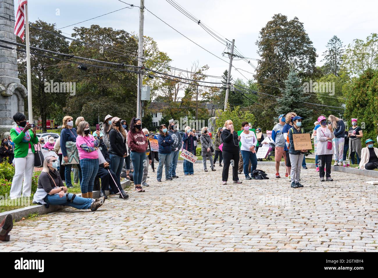 Rassemblement pour la justice en matière d'avortement à l'hôtel de ville. Acton, Massachusetts. 2 octobre 2021. Banque D'Images